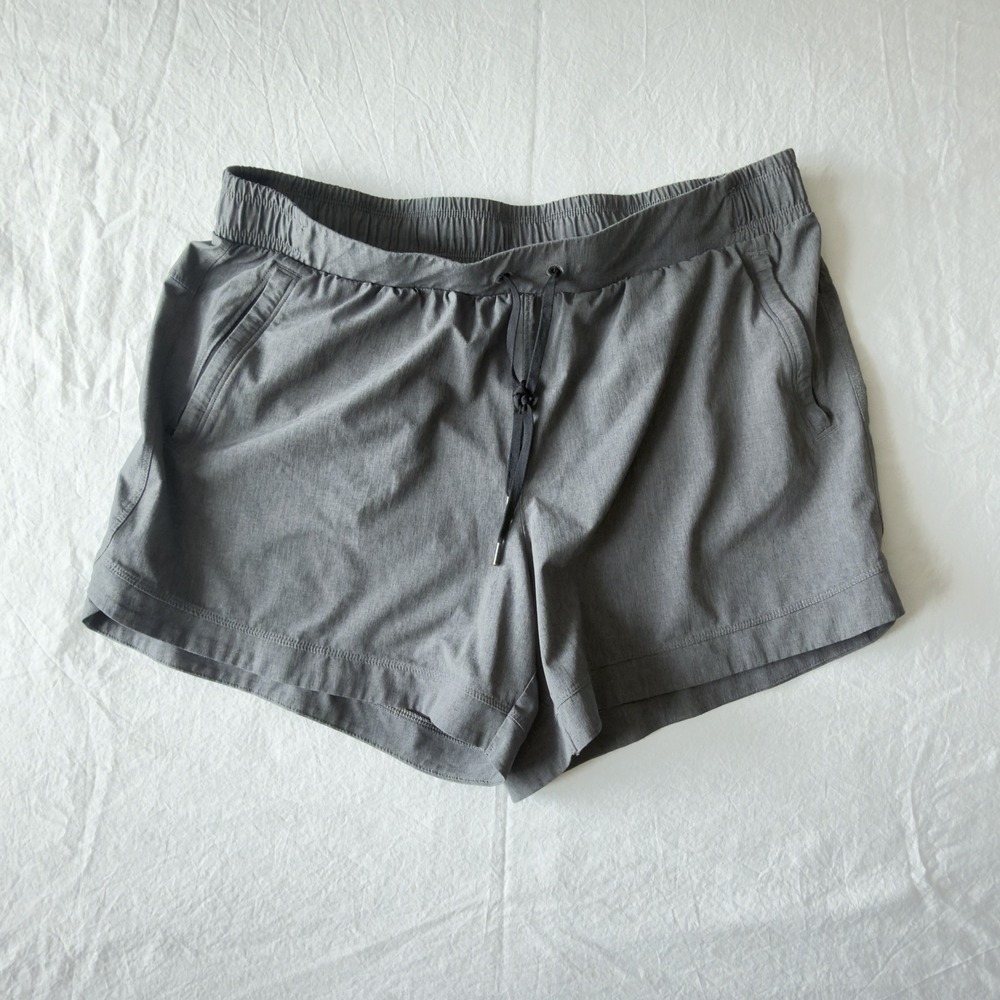 Calia by Carrie Underwood Size large Journey Woven Shorts Gray